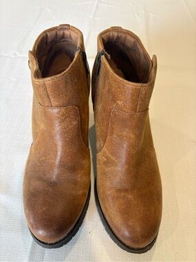 Women's Clark’s Brown Leather Ankle Boots 9.5US - Classic Casual Chelsea Style